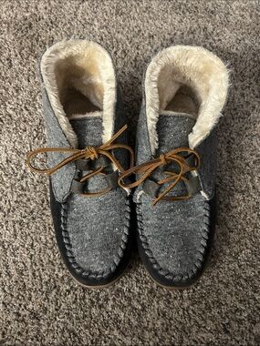 Minnetonka Cream Faux Fur Lined Bootie, Size 9